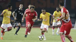 Gelandang Selangor FA, Evan Dimas, menggiring bola saat melawan Persija Jakarta pada laga persahabatan di Stadion Patriot, Jawa Barat, Kamis (6/9/2018). Persija kalah 1-2 dari Selangor FA. (Bola.com/M Iqbal Ichsan)