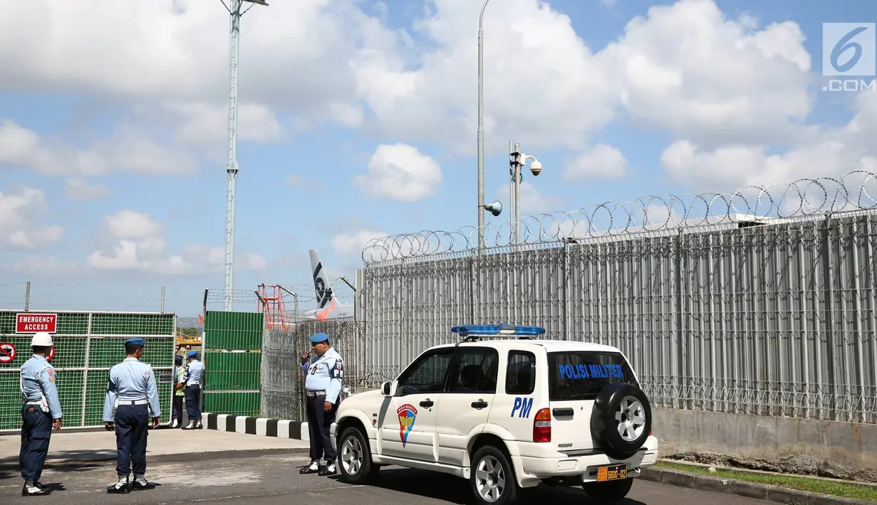Polisi militer dan kendaraan operasionalnya bersiaga di kawasan Base Ops Lanud Ngurah Rai, Bali, Rabu (28/6). Presiden AS ke-44, Barack Obama dan keluarga meninggalkan Bali untuk melanjutkan liburan ke Yogyakarta. (Liputan6.com/Immanuel Antonius)