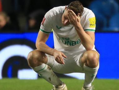 Hasil impresif Newcastle United di Liga Inggris 2022/2023 tak mampu ditularkan di ajang Piala FA. Bertanding pada putaran ketiga, Minggu (8/1/2023) dini hari WIB menghadapi tuan rumah Sheffield Wednesday yang kini berkompetisi di League One yang merupakan kasta ketiga di sepak bola Inggris, The Magpies takluk 1-2 dan gagal lolos ke putaran keempat Piala FA 2022/2023. Hasil itu sekaligus memutus rentetan 15 laga tak terkalahkan Newcastle United di semua ajang. (AFP/Lindsey Parnaby)