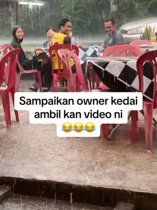 Momen Kocak Sahabat Ajak Taruhan saat Hujan Ini Endingnya Enggak Disangka