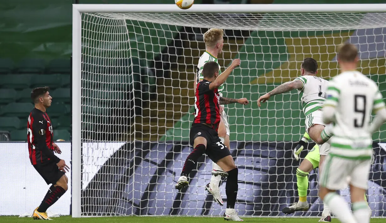 Pemain AC Milan Rade Krunic (33) mencetak gol ke gawang Celtic pada pertandingan leg pertama Grup H Liga Europa di Celtic Park, Glasgow, Skotlandia, Kamis (22/10/2020). AC Milan menang 3-1. (Jane Barlow/Pool via AP)