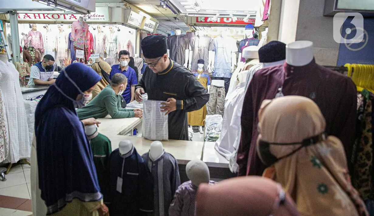 Pedagang melayani pembeli perlengkapan ibadah di Pasar Tanah Abang Blok A, Jakarta, Senin (4/4/2022). Penjualan busana muslim seperti mukena, kerudung, sajadah dan sarung mengalami peningkatan di bulan Ramadhan. (Liputan6.com/Faizal Fanani)