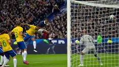Duel panas terjadi di laga persahabatan antara Prancis dengan Brasil di Stade de France, Prancis, Jumat (27/3/2015 ). Brazil menang 3-1 atas Prancis. (AFP PHOTO/Miguel Medina)