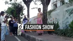 Pagelaran busana atau fashion show merupakan ajang unjuk gigi para desainer terkenal untuk menampilkan karya terbaiknya di dunia fashion. Seorang pemilik salon di Sidoarjo menggelar fashion show di trotoar pinggir jalan raya untuk melatih para model ...