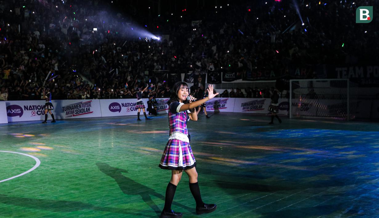 Personil JKT48, Freya Jayawardana, saat menyanyikan salah satu lagu dalam acara Grand Final AXIS Nation Cup 2023 di Istora Senayan, Jakarta, Minggu (15/10/2023). Total, JKT48 menyanyikan tujuh lagu pada malam ini. Beberapa di antaranya yaitu "Eurika Milik Kita", "Pesawat Kertas", hingga lagu hit mereka "Heavy Rotation".