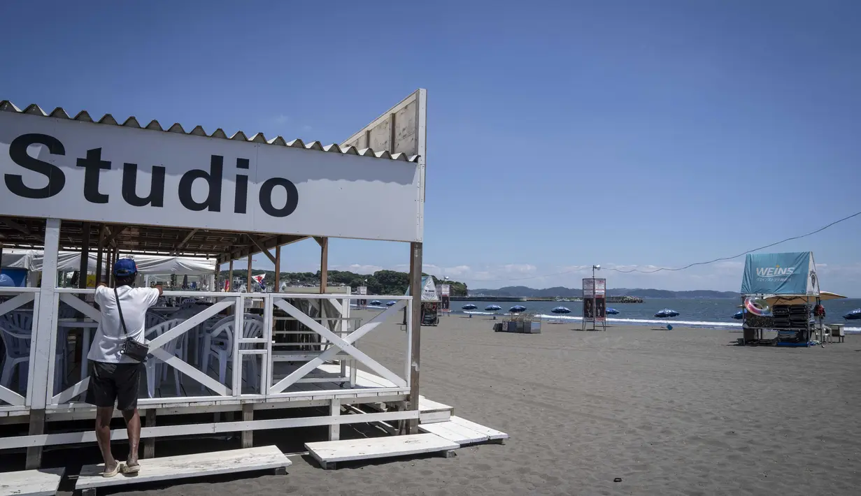 Pihak berwenang di Jepang pun mengeluarkan peringatan kepada masyarakat agar menjauhi pesisir dan tidak beraktivitas di laut di sebagian besar wilayah pesisir Pasifik. (Yuichi YAMAZAKI/AFP)