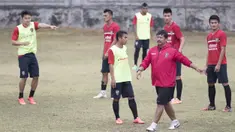 Pelatih Bali United, Indra Sjafri memimpin latihan jelang laga Piala Presiden melawan Mitra Kukar di Lapangan Trisakti, Bali, Rabu (9/2/2015). (Bola.com/Vitalis Yogi Trisna)