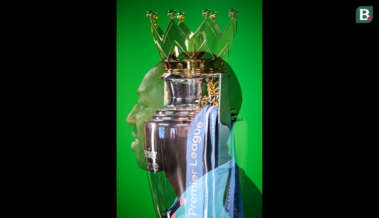 Foto dengan teknik double exposure legenda Manchester City, Shaun Wright-Philiips dan Trofi Liga Inggris saat syuting di SCTV Tower, Senayan, Jakarta, Kamis (28/09/2023). (Bola.com/Bagaskara Lazuardi)