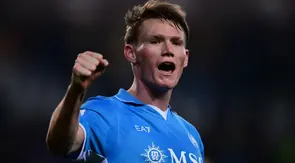 Gelandang Napoli asal Skotlandia #08, Scott McTominay, merayakan kemenangannya setelah memenangkan pertandingan sepak bola Serie A Italia Torino vs Napoli di "Stadio Grande Torino" di Turin pada tanggal 1 Desember 2024. (MARCO BERTORELLO/AFP)