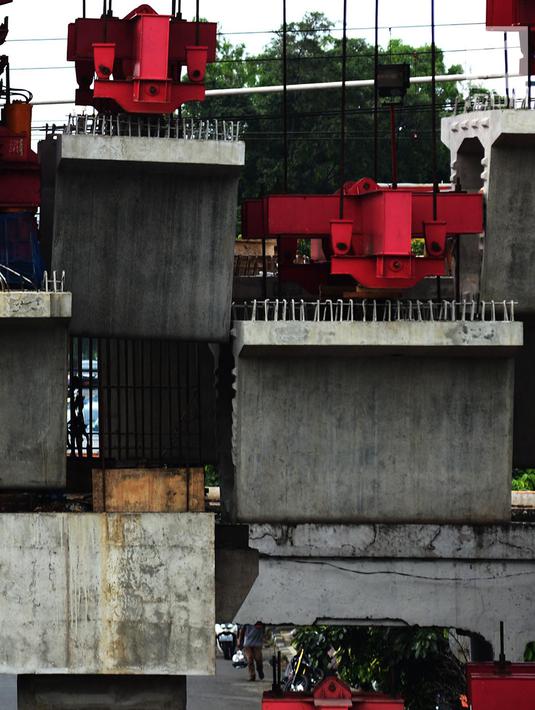 Suasana proyek pembangunan Double-Double Trek (DDT) jalur kereta api di Jatinegara, Jakarta, Kamis (31/1). Pembangunan double track dilakukan sepanjang 35 kilometer dari Stasiun Manggarai, Jatinegara dan Cikarang. (Merdeka.com/Imam Buhori)