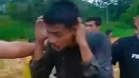 Tangkapan layar video pelaku jambret yang terjebak banjir di Pekanbaru saat ditangkap warga. (Liputan6.com/M Syukur)