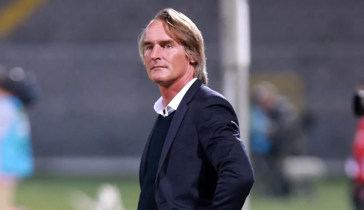 Puncak karier Jan Olde Riekerink terjadi saat melatih Galatasaray pada 2016-2017. Dalam waktu yang relatif singkat, pria kelahiran Februari 1963 itu berhasil mempersembahkan trofi Piala Turki 2015/2016 dan Piala Super Turki 2016/2017 menurut catatan Transfermarkt. (AFP/Adem Altan)