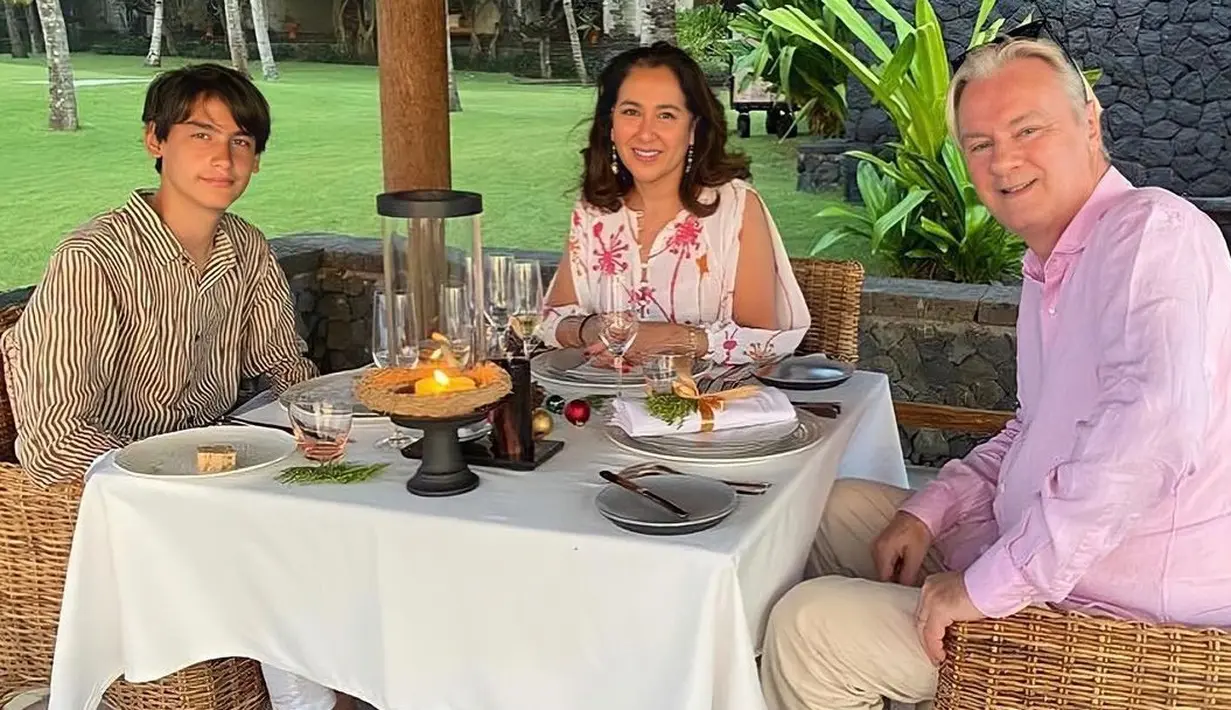 Kartika Soekarno bersama suaminya, Frits Frederik Seegers dan buah hati mereka, Frederik Kiran Soekarno Seeger. (dok. Instagram @triawanmunaf)