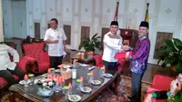 Gubernur Kalteng Sugianto Sabran menyerahkan SK Mendagri kepada Plt Bupati Katingan Sakarias di Rumah Jabatan Gubernur Kalteng, Rabu malam, 7 Juni 2017. (Liputan6.com/Rajana K)