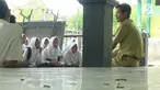 Siswa sekolah di Tuban Jawa Timur terpaksa belajar di tengah serbuan ribuan ulat pohon jati.