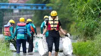 Peringatan Hari Bumi 2026, Digelar Aksi Bersih Sungai Ciliwung hingga Lepas 5.000 Bibit Ikan