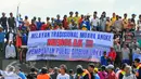 Nelayan Muara Angke secara simbolis menyegel salah satu pulau hasil reklamasi Teluk Jakarta, Minggu (17/4/2016). Penyegelan Pulau G sebagai bentuk penolakan kebijakan reklamasi Pemerintah Provinsi DKI Jakarta. (Liputan6.com/Yoppy Renato)