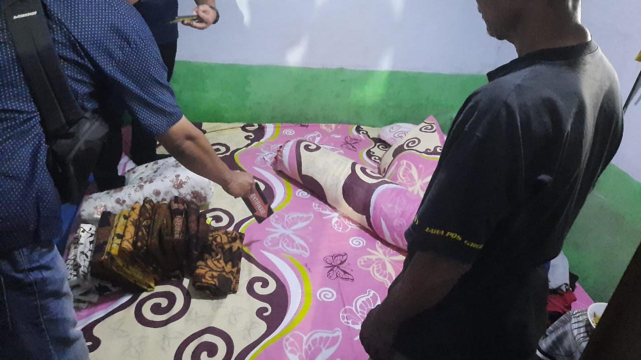 Polisi melakukan olah TKP  untuk mengatahui penyebab pasti tewasnya  remaja di Banyuwangi yang diduga meninggal akibat melahirkan (Istimewa)