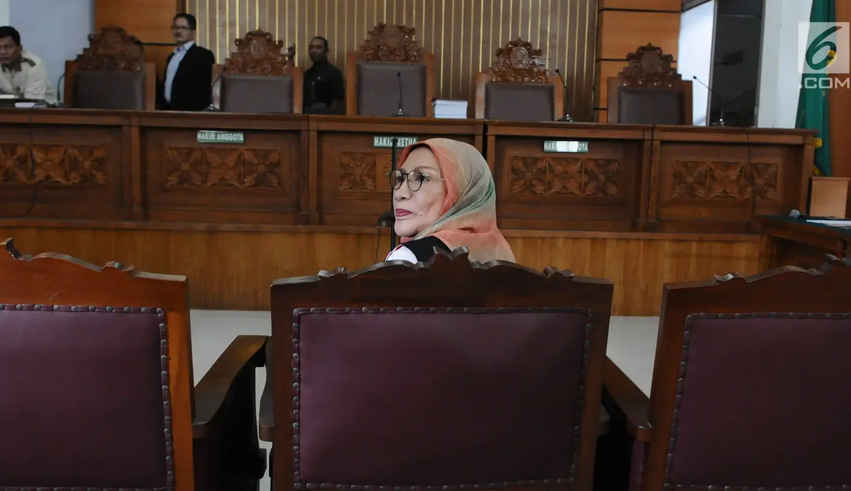 Ratna Sarumpaet duduk di kursi terdakwa Pengadilan Negeri (PN) Jakarta Selatan, Kamis (29/2). Ratna menjalani sidang dakwaan perdana atas kasus penyebaran berita hoaks yang menyebutkan wajah lebam. (Liputan6.com/Herman Zakharia) 