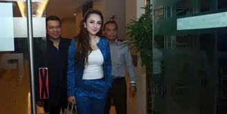 Regina Andriane Saputri tidak tinggal diam atas semua aib yang pernah dibuka oleh mantan suaminya, Farhat Abbas. Regina pun melaporkan Farhat ke Peradi (Perhimpunan Advokat Indonesia). (Deki Prayoga/Bintang.com)