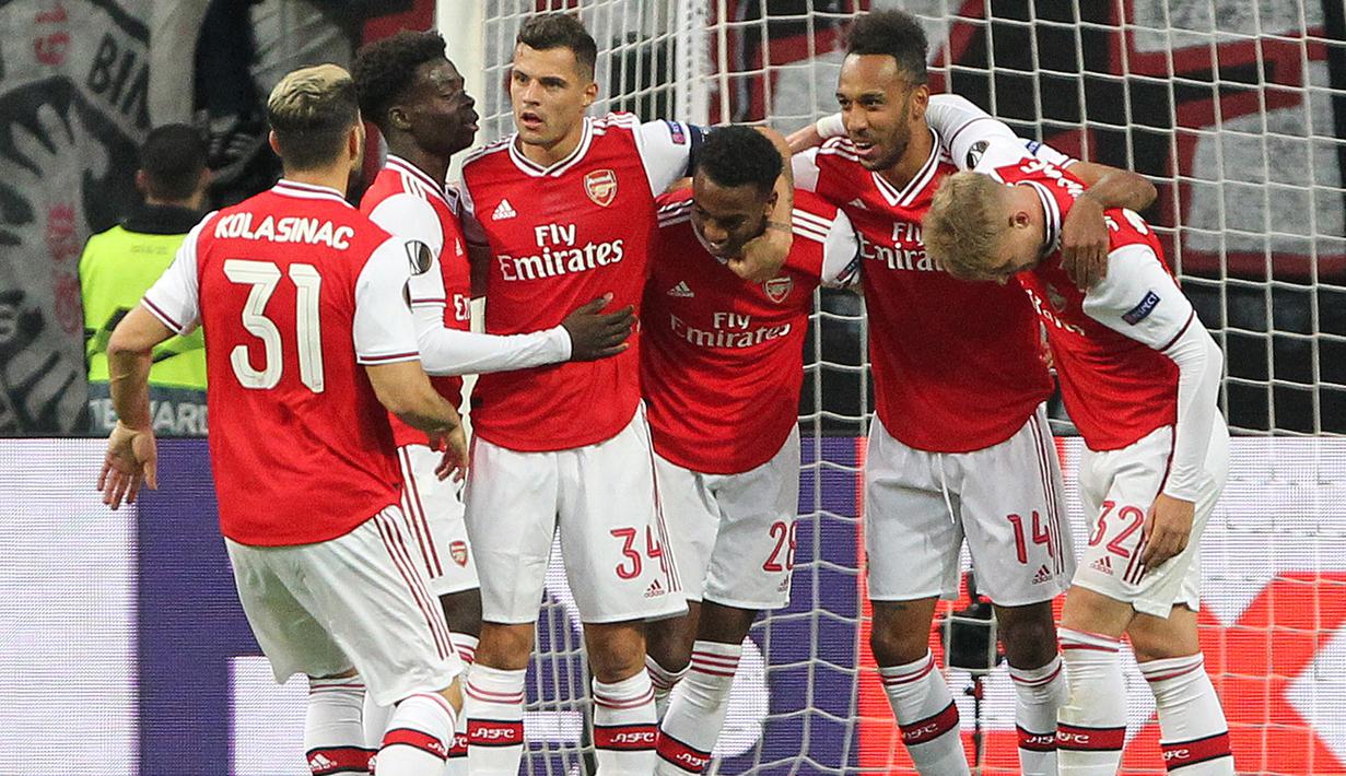 Para pemain Arsenal merayakan gol yang dicetak Joe Willock ke gawang Eintracht Frankfurt pada laga Europa League di Frankfurt, Kamis (19/9). Frankfurt kalah 0-3 dari Arsenal. (AFP/Daniel Roland)