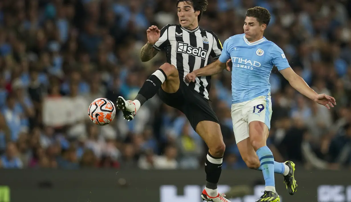 Tim tuan rumah unggul pada babak pertama via gol Alvarez. (AP Photo/Dave Thompson)