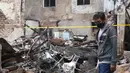 Warga melihat-lihat pemukiman yang hangus terbakar di kawasan Duri Utara, Tambora, Jakarta, Rabu (12/8/2020). Kebakaran besar terjadi di kawasan padat penduduk di Jalan Duri Utara, Tambora, Selasa (11/8) malam, diduga akibat korsleting listrik. (Liputan6.com/Helmi Fithriansyah)