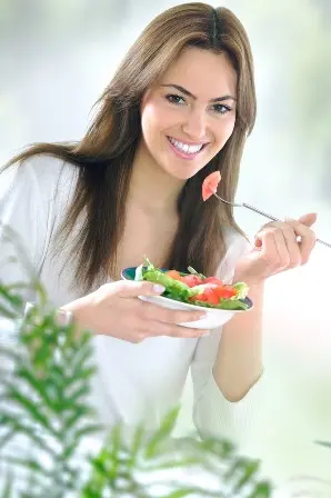 Seporsi salad merupakan makanan pilihan favorit orang diet