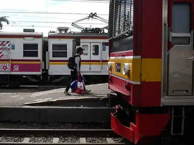 Sejumlah penumpang bersiap menaiki kereta rel listrik di Stasiun Bogor, Jawa Barat, Rabu (21/12). PT KAI Commuter Jabodetabek (KCJ) berupaya untuk meningkatkan kualitas pelayanan guna memenuhi kebutuhan pengguna. (Liputan6.com/Faizal Fanani)