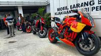Sejumlah motor sport diduga hasil penjualan narkoba yang dimiliki oleh mantan pegawai Lapas di Riau saat dibawa ke Kejari Pekanbaru. (Liputan6.com/M Syukur)