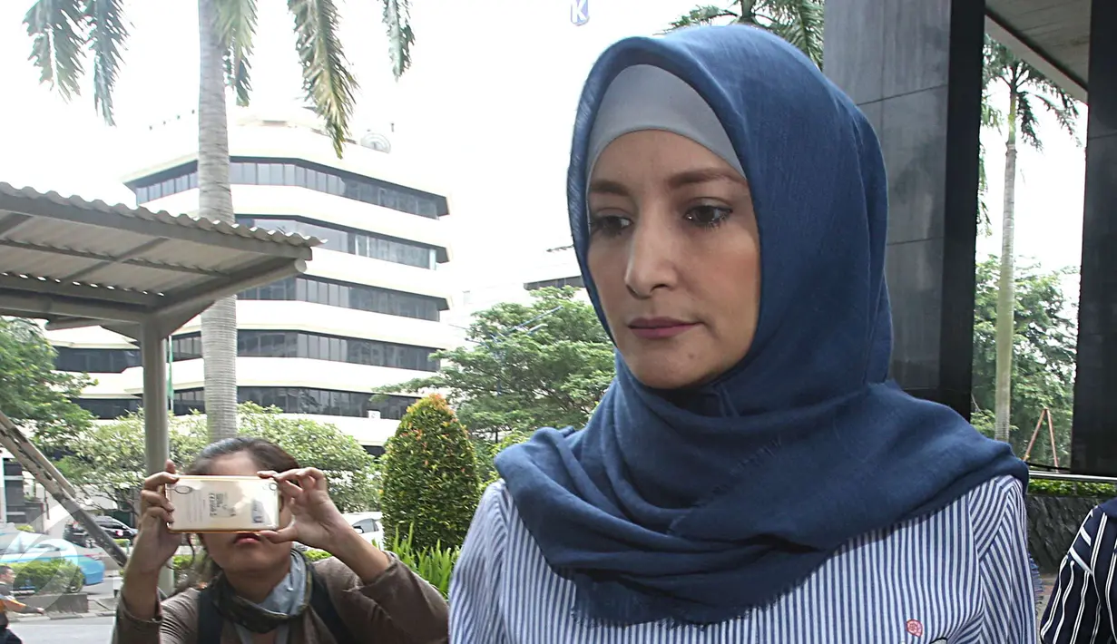 Aktris Inneke Koesherawati setibanya di Gedung KPK, Jakarta, Kamis (29/12). Inneke Koesherawati datang untuk meminta izin menjenguk suaminya, Fahmi Darmawansyah yang ditahan di Rutan Guntur. (Liputan6.com/Helmi Afandi)