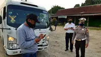 Polisi mengecek kendaraan penumpang di perbatasan sebagai antisapi mudik lebaran. (Liputan6.com/M Syukur)