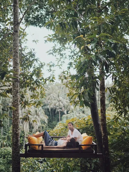 "Kalau gua terserah dia. Tuh kalau dia katanya nanti dulu. Kalau dia mau sekarang, pulang ini ya ayolah gitu. Kalau pengennya Sabai, kalau asinya selesai kita mau jalan-jalan dulu baru dia hamil lagi," pungkas Ringgo. (Instagram/sabaidieter)