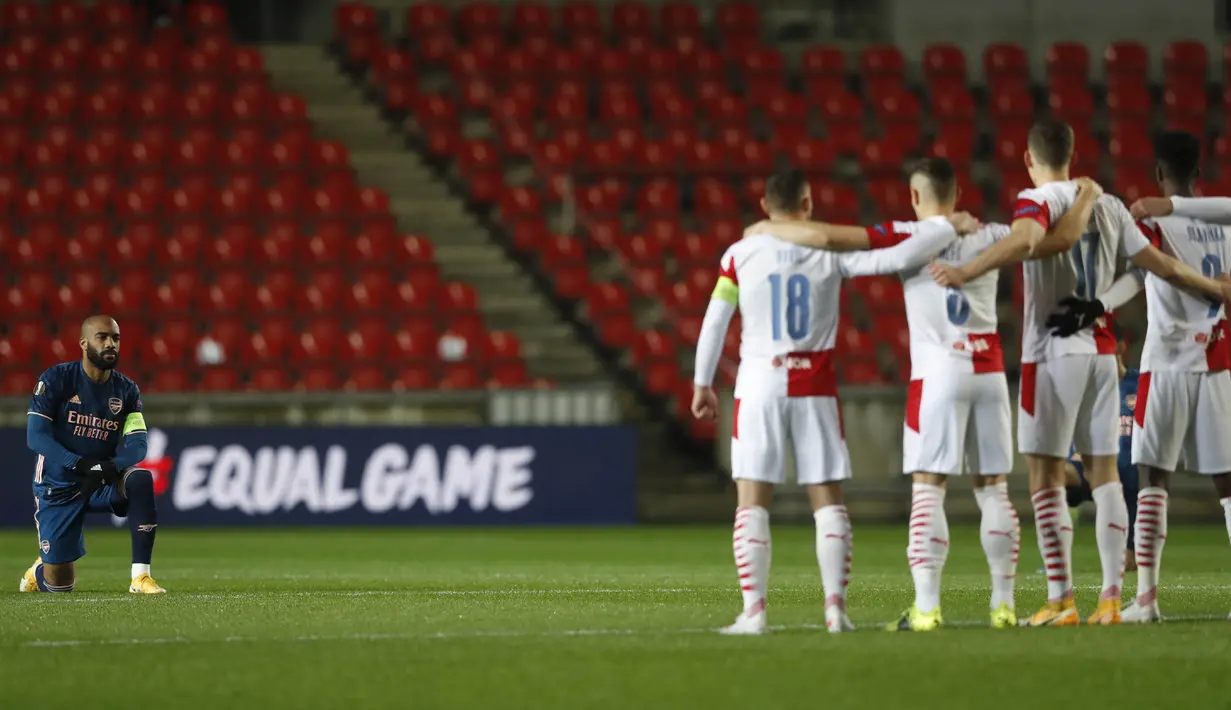 Hal itu dilakukan sebagai bentuk kampanye antidiskriminasi di sepak bola. Momen ini terjadi setelah aksi rasisme bek Slavia Praha, Ondrej Kudela, terhadap pemain Rangers FC, Glen Kamara, saat babak 16 besar Liga Europa. (AP Photo/Petr David Josek)