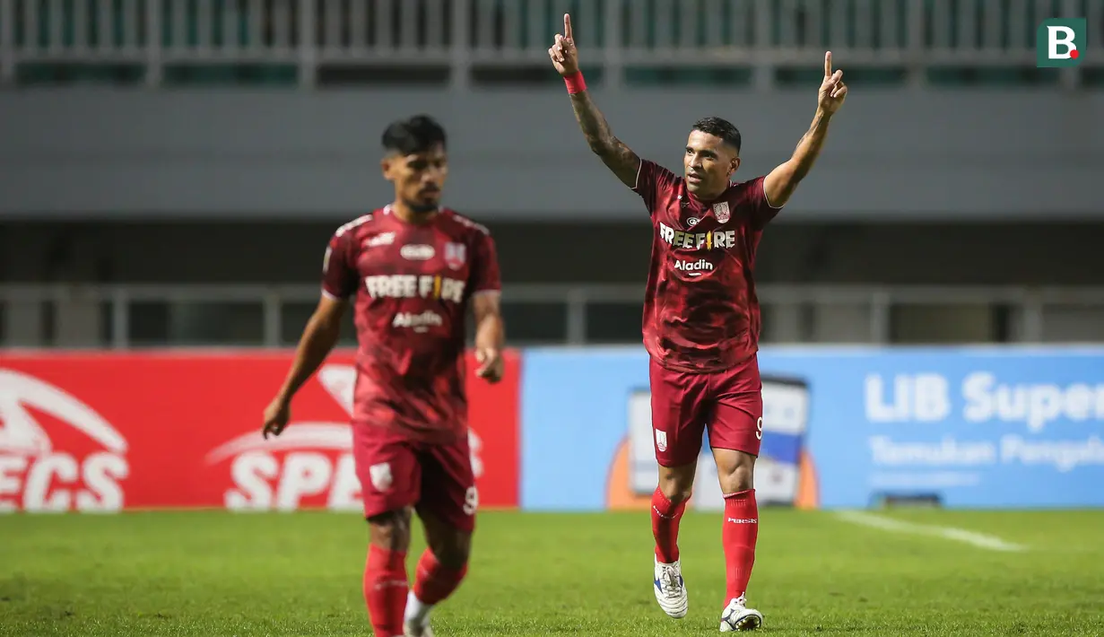Pemain Persis Solo, Alberto Beto Goncalves melakukan selebrasi usai mencetak gol penyeimbang 1-1 ke gawang Martapura Dewa United dalam laga semifinal Liga 2 2021 di Stadion Pakansari, Bogor, Senin (27/12/2021). (Bola.com/Bagaskara Lazuardi)