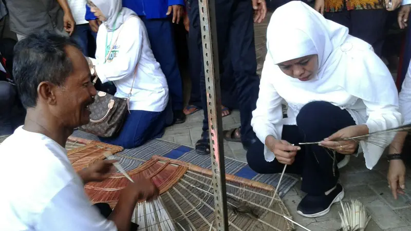 Khofifah Indar Parawansa menyambangi perajin Reog Ponorogo