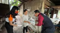 Yayasan Artha Graha Peduli bersama GulaVit bagikan paket sembako kepada masyarakat tidak mampu di Desa Wanaherang, Bogor.