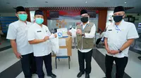 Pemkab membagikan Alat Pelindung Diri (APD) untuk paramedis.