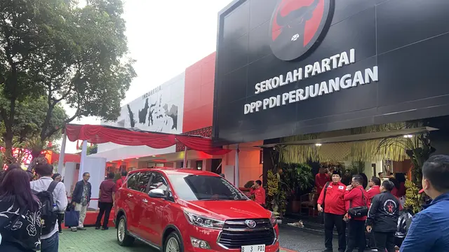 Mobil Toyota Innova yang terparkir di halaman lokasi acara berwarna merah cerah dengan plat nomer B 3 PDI, nomer ‘keberuntungan’ partai yang membawa kemenangan Pemilu Legislatif di 2019 dan 2024.
