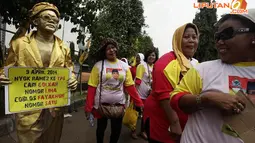 [FOTO] Manusia 'Patung Emas' Mejeng di Kampanye