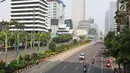 Sejumlah kendaraan melewati jalan yang lengang di Jalan MH Thamrin, Jakarta, Kamis (27/6/2019). Adanya rekayasa lalu lintas di sejumlah titik terkait sidang putusan Mahkamah Konstitusi menyebabkan jalan protokol di pusat kota itu lebih lengang dibanding hari biasa. (Liputan6.com/Immanuel Antonius)