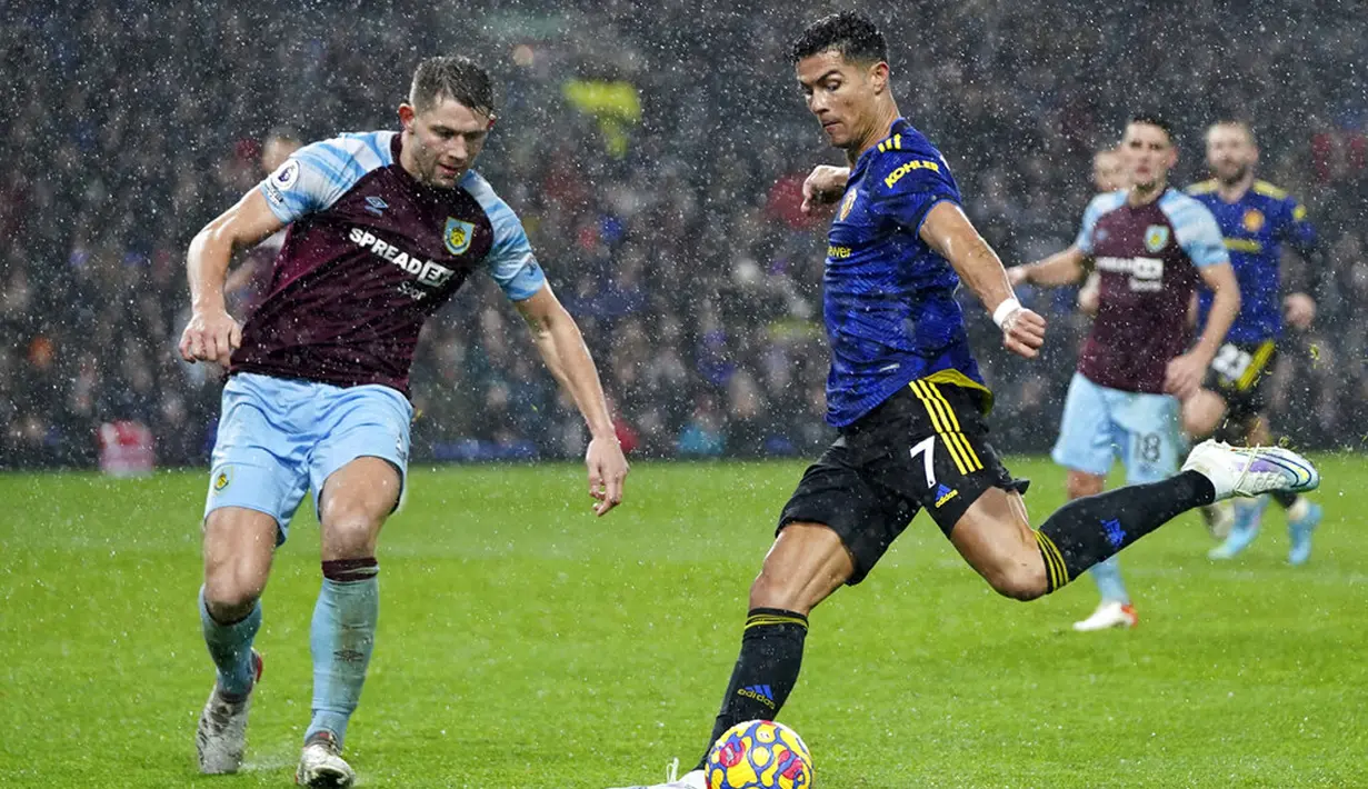 Pemain Burnley James Tarkowski (kiri) mencoba memblok tembakan pemain Manchester United Cristiano Ronaldo pada pertandingan sepak bola Liga Inggris antara Burnley dan Manchester United di Turf Moor, Burnley, Inggris, 8 Februari 2022. Pertandingan berakhir imbang 1-1. (AP Photo/Jon Super)