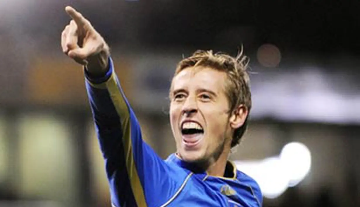 Portsmouth's English forward Peter Crouch celebrates after scoring during the English Premier league football match against West Bromwich Albion at The Hawthorns, on December 7, 2008. AFP PHOTO/ANDREW YATES