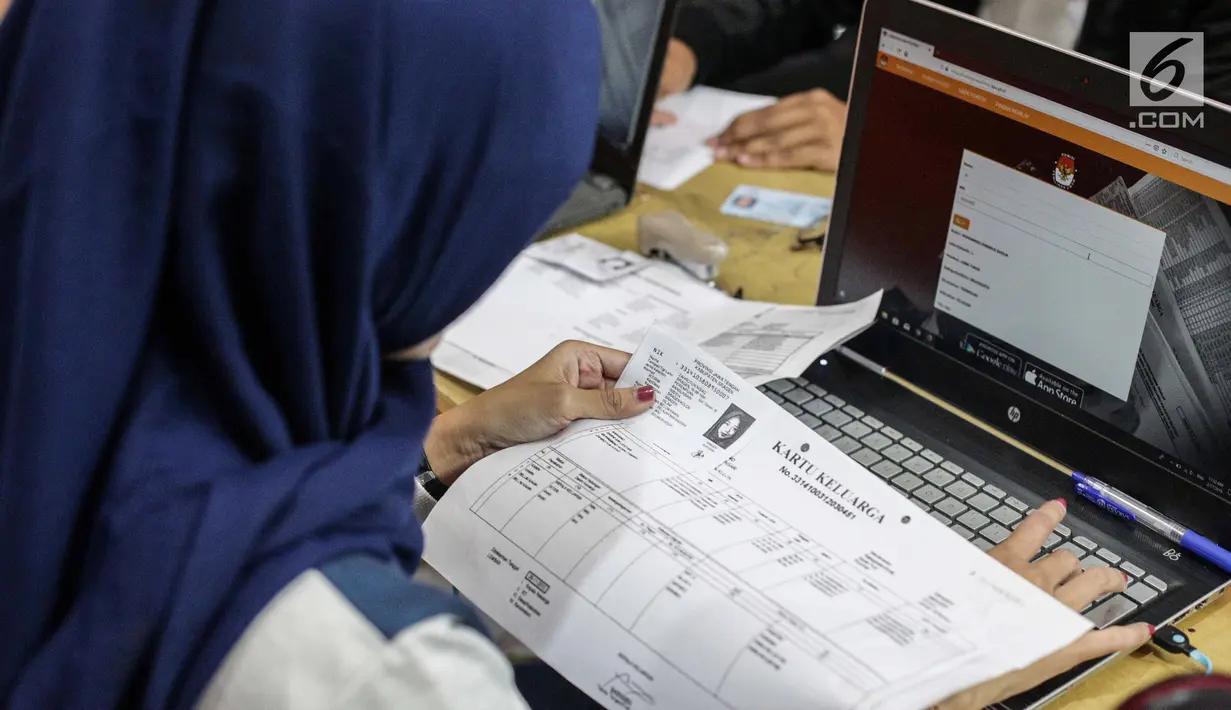Petugas membantu warga yang mengurus formulir A5 atau surat pindah memilih di Kantor KPU Kota Jakarta Pusat, Minggu (17/2). Tahap pertama pelayanan pindah memilih berlangsung hingga 17 Februari 2019. (Liputan6.com/Faizal Fanani)