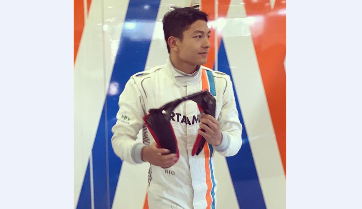Rio Haryanto bersiap mengikuti sesi pagi hari pertama tes pramusim kedua F1 2016 di Sirkuit Catalunya, Barcelona, Spanyol, Selasa (1/3/2016). (Bola.com/Instagram/Manorracing)