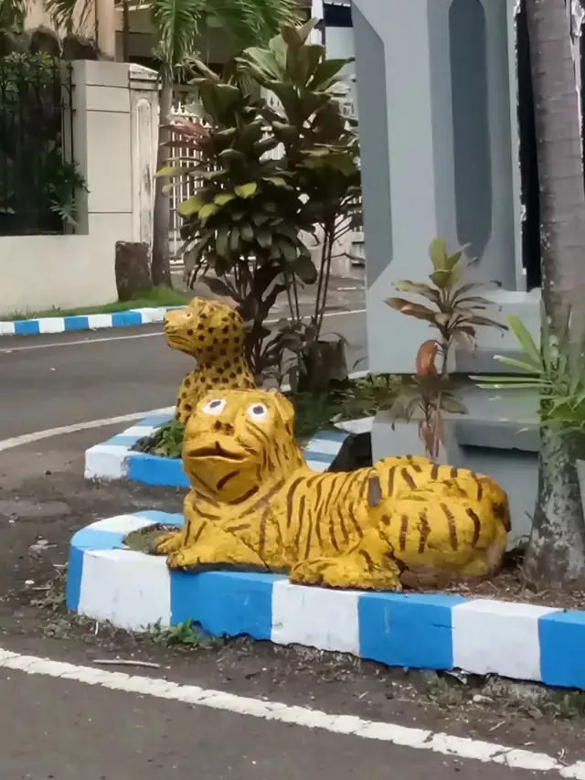 6 Potret Patung Hewan Sedang Duduk Ini Nyeleneh, Bingung
