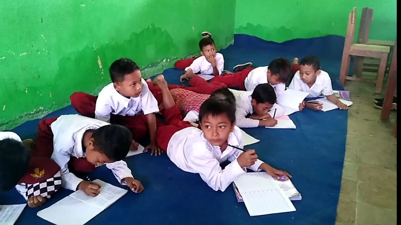 Sekolah Beralaskan Terpal