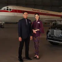 Garuda Indonesia berkolaborasi dengan Didiet Maulana membuat seragam tematik terbaru bagi awak kabin terjudul "Tenun Flight." Sumber foto: Document/PR.