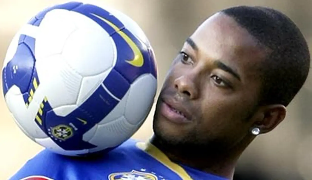 Brazilian forward Robinho controls the ball during a training session at Mineirao Stadium in Belo Horizonte, Minas Gerais, on June 17, 2008. AFP PHOTO/Antonio Scorza