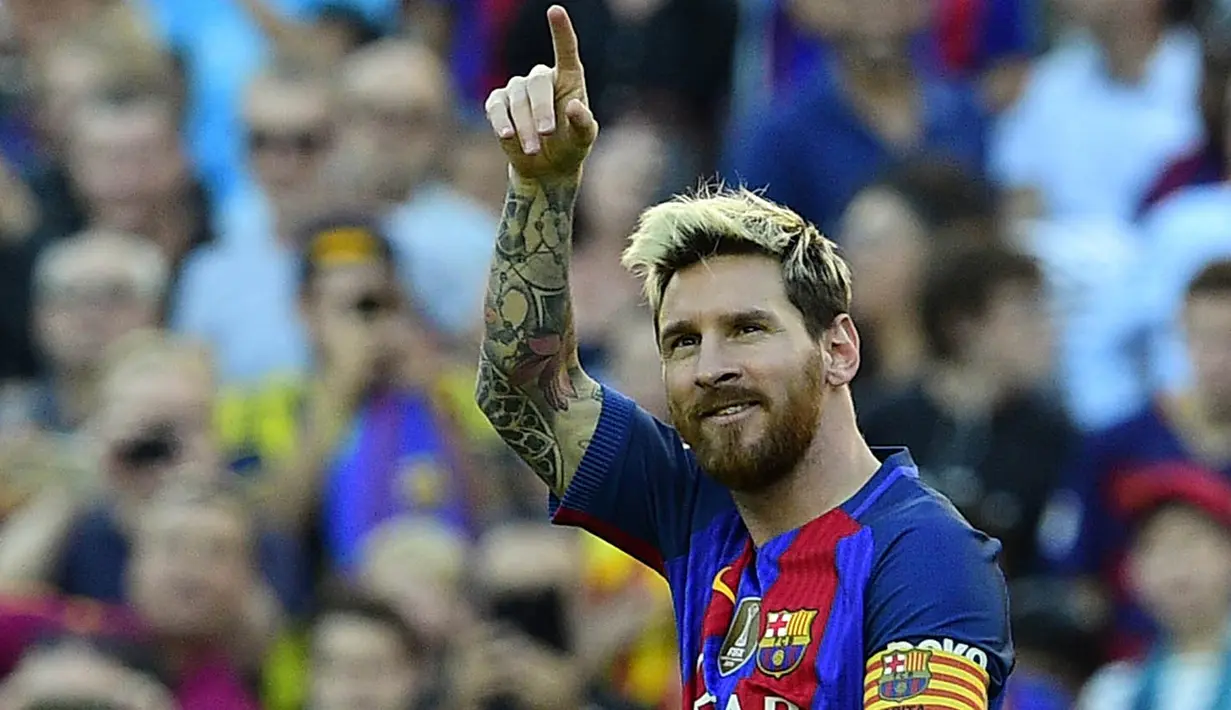 Penyerang Barcelona, Lionel Messi, merayakan gol yng dicetaknya ke gawang Deportivo pada laga La Liga di Stadion Nou Camp, Barcelona, Sabtu (15/10/2016). Barcelona menang 4-0 atas Deportivo. (AFP/Lluis Gene) 